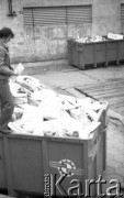 kwiecień 1981, Grudziądz, woj. toruńskie, Polska.
Kontenery na śmieci wypełnione 