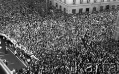 Po 13.05.1981, Warszawa, Polska.
Przygotowania przed Kościołem św. Anny do mszy zorganizowanej po zamachu na Jana Pawła II. Widok z wieży na wiernych zgromadzonych przed kościołem. 
Fot. NN, zbiory Ośrodka KARTA/Independent Polish Agency (IPA) przekazał Józef Lebenbaum