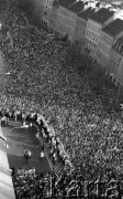 Po 13.05.1981, Warszawa, Polska.
Przygotowania przed Kościołem św. Anny do mszy zorganizowanej po zamachu na Jana Pawła II. Widok z wieży na wiernych zgromadzonych przed kościołem. 
Fot. NN, zbiory Ośrodka KARTA/Independent Polish Agency (IPA) przekazał Józef Lebenbaum