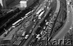 Po 13.05.1981, Warszawa, Polska.
Przygotowania do mszy zorganizowanej po zamachu na Jana Pawła II. Widok z wieży Kościoła św. Anny na tramwaje i samochody jadące Mostem Śląsko-Dąbrowskim. 
Fot. NN, zbiory Ośrodka KARTA/Independent Polish Agency (IPA) przekazał Józef Lebenbaum