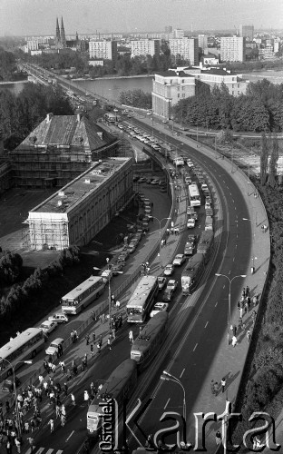 Po 13.05.1981, Warszawa, Polska.
Przygotowania do mszy zorganizowanej po zamachu na Jana Pawła II. Widok z wieży Kościoła św. Anny na Most Śląsko-Dąbrowski, w tle Wisła i panorama Pragi. Po lewej stronie Pałac pod Blachą. 
Fot. NN, zbiory Ośrodka KARTA/Independent Polish Agency (IPA) przekazał Józef Lebenbaum