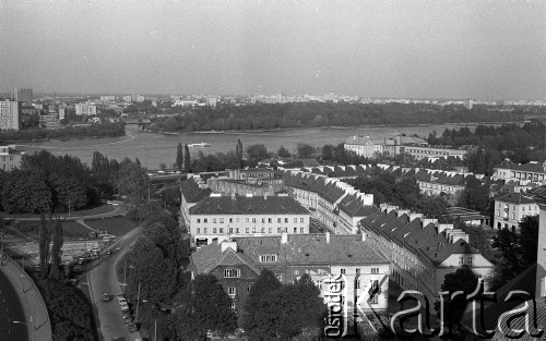 Po 13.05.1981, Warszawa, Polska.
Przygotowania do mszy zorganizowanej po zamachu na Jana Pawła II. Widok z wieży Kościoła św. Anny na Mariensztat, Wisłę i Pragę. 
Fot. NN, zbiory Ośrodka KARTA/Independent Polish Agency (IPA) przekazał Józef Lebenbaum