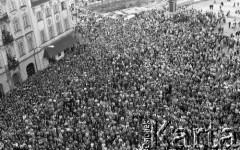 Po 13.05.1981, Warszawa, Polska.
Przygotowania przed Kościołem św. Anny do mszy zorganizowanej po zamachu na Jana Pawła II. Widok z wieży na wiernych zgromadzonych przed kościołem. 
Fot. NN, zbiory Ośrodka KARTA/Independent Polish Agency (IPA) przekazał Józef Lebenbaum