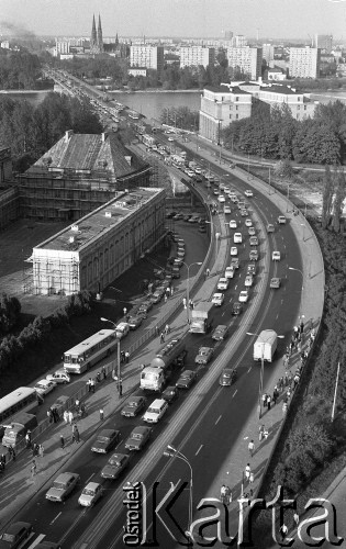 Po 13.05.1981, Warszawa, Polska.
Przygotowania do mszy zorganizowanej po zamachu na Jana Pawła II. Widok z wieży Kościoła św. Anny na Most Śląsko-Dąbrowski, w tle Wisła i panorama Pragi. Po lewej stronie Pałac pod Blachą. 
Fot. NN, zbiory Ośrodka KARTA/Independent Polish Agency (IPA) przekazał Józef Lebenbaum