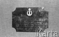 Po 13.05.1981, Warszawa, Polska.
Przygotowania przed Kościołem św. Anny do mszy zorganizowanej po zamachu na Jana Pawła II. Tabliczka z napisem: 