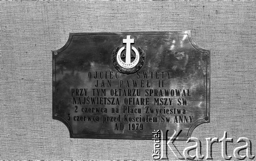 Po 13.05.1981, Warszawa, Polska.
Przygotowania przed Kościołem św. Anny do mszy zorganizowanej po zamachu na Jana Pawła II. Tabliczka z napisem: 