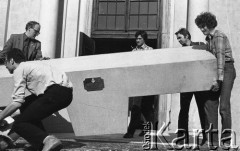 Po 13.05.1981, Warszawa, Polska.
Przygotowania przed Kościołem św. Anny do mszy zorganizowanej po zamachu na Jana Pawła II - mężczyźni ustawiają ołtarz, na którym widnieje tabliczka z napisem: 