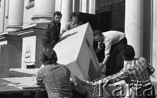 Po 13.05.1981, Warszawa, Polska.
Przygotowania przed Kościołem św. Anny do mszy zorganizowanej po zamachu na Jana Pawła II - mężczyźni ustawiają ołtarz, na którym widnieje tabliczka z napisem: 