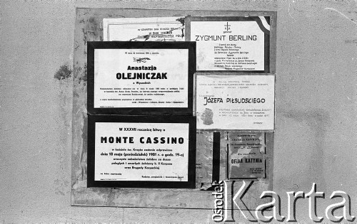 Po 13.05.1981, Warszawa, Polska.
Przygotowania przed Kościołem św. Anny do mszy zorganizowanej po zamachu na Jana Pawła II. Miejsce z klepsydrami i ogłoszeniami, m.in. nekrolog Anastazji Olejniczak z Wysockich, msza w intencji gen. Zygmunta Berlinga, msza w 45-tą rocznicę śmierci Józefa Piłsudskiego, msza w rocznicę bitwy o Monte Casino, spotkanie dla uczczenia ofiar Katynia. 
Fot. NN, zbiory Ośrodka KARTA/Independent Polish Agency (IPA) przekazał Józef Lebenbaum