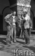Po 13.05.1981, Warszawa, Polska.
Przygotowania przed Kościołem św. Anny do mszy zorganizowanej po zamachu na Jana Pawła II - w środku stoi Mirosław Odorowski. 
Fot. NN, zbiory Ośrodka KARTA/Independent Polish Agency (IPA) przekazał Józef Lebenbaum