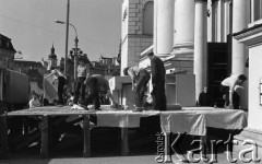 Po 13.05.1981, Warszawa, Polska.
Przygotowania przed Kościołem św. Anny do mszy zorganizowanej po zamachu na Jana Pawła II. W tle - architektura Starego Miasta. 
Fot. NN, zbiory Ośrodka KARTA/Independent Polish Agency (IPA) przekazał Józef Lebenbaum