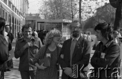 Po 13.05.1981, Warszawa, Polska.
Przygotowania przed Kościołem św. Anny do mszy zorganizowanej po zamachu na Jana Pawła II - w środku stoi Seweryn Jaworski, po lewej stronie - Henryk Wujec. 
Fot. NN, zbiory Ośrodka KARTA/Independent Polish Agency (IPA) przekazał Józef Lebenbaum