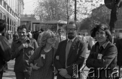 Po 13.05.1981, Warszawa, Polska.
Przygotowania przed Kościołem św. Anny do mszy zorganizowanej po zamachu na papieża Jana Pawła II - w środku stoi Seweryn Jaworski, po lewej stronie - Henryk Wujec.  
Fot. NN, zbiory Ośrodka KARTA/Independent Polish Agency (IPA) przekazał Józef Lebenbaum