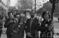 Po 13.05.1981, Warszawa, Polska.
Przygotowania przed Kościołem św. Anny do mszy zorganizowanej po zamachu na papieża Jana Pawła II - w środku stoi Seweryn Jaworski, po lewej stronie - Henryk Wujec. 
Fot. NN, zbiory Ośrodka KARTA/Independent Polish Agency (IPA) przekazał Józef Lebenbaum