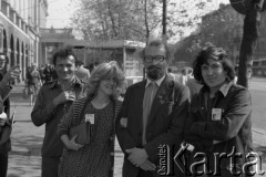 Po 13.05.1981, Warszawa, Polska.
Przygotowania przed Kościołem św. Anny do mszy zorganizowanej po zamachu na papieża Jana Pawła II - w środku stoi Seweryn Jaworski, po lewej stronie - Henryk Wujec. 
Fot. NN, zbiory Ośrodka KARTA/Independent Polish Agency (IPA) przekazał Józef Lebenbaum