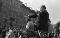 Po 13.05.1981, Warszawa, Polska.
Przygotowania przed Kościołem św. Anny do mszy zorganizowanej po zamachu na Jana Pawła II - służby porządkowe zgromadzone na Krakowskim Przedmieściu.
Fot. NN, zbiory Ośrodka KARTA/Independent Polish Agency (IPA) przekazał Józef Lebenbaum
