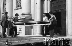 Po 13.05.1981, Warszawa, Polska.
Przygotowania przed Kościołem św. Anny do mszy zorganizowanej po zamachu na Jana Pawła II - mężczyźni przenoszą podest.
Fot. NN, zbiory Ośrodka KARTA/Independent Polish Agency (IPA) przekazał Józef Lebenbaum