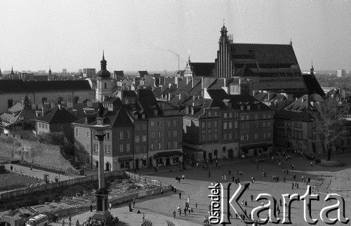 Po 13.05.1981, Warszawa, Polska.
Przygotowania do mszy zorganizowanej po zamachu na Jana Pawła II. Widok z wieży Kościoła św. Anny na architekturę Placu Zamkowego, po lewej stronie widoczna jest Kolumna Zygmunta, po prawej - Zamek Królewski, w tle - Katedra św. Jana.  
Fot. NN, zbiory Ośrodka KARTA/Independent Polish Agency (IPA) przekazał Józef Lebenbaum