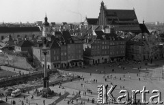 Po 13.05.1981, Warszawa, Polska.
Przygotowania do mszy zorganizowanej po zamachu na Jana Pawła II. Widok z wieży Kościoła św. Anny na architekturę Placu Zamkowego, po lewej stronie widoczna jest Kolumna Zygmunta, w tle - Katedra św. Jana.  
Fot. NN, zbiory Ośrodka KARTA/Independent Polish Agency (IPA) przekazał Józef Lebenbaum