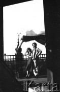 Po 13.05.1981, Warszawa, Polska.
Przygotowania do mszy zorganizowanej po zamachu na papieża Jana Pawła II. Jerzy Kozak na wieży Kościoła św. Anny. Do balustrady przytwierdzona została flaga. W tle - wieża Zamku Królewskiego. 
Fot. NN, zbiory Ośrodka KARTA/Independent Polish Agency (IPA) przekazał Józef Lebenbaum