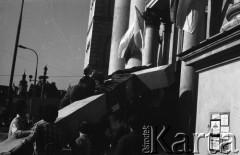 Po 13.05.1981, Warszawa, Polska.
Przygotowania przed Kościołem św. Anny do mszy zorganizowanej po zamachu na Jana Pawła II - mężczyźni ustawiają krzyż. Pierwszy po prawej stoi Mirosław Odorowski (tyłem). W tle - architektura Starego Miasta. 
Fot. NN, zbiory Ośrodka KARTA/Independent Polish Agency (IPA) przekazał Józef Lebenbaum