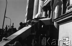 Po 13.05.1981, Warszawa, Polska.
Przygotowania przed Kościołem św. Anny do mszy zorganizowanej po zamachu na Jana Pawła II - mężczyźni ustawiają krzyż. Pierwszy po prawej stoi Mirosław Odorowski (tyłem). W tle - architektura Starego Miasta. 
Fot. NN, zbiory Ośrodka KARTA/Independent Polish Agency (IPA) przekazał Józef Lebenbaum