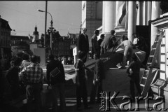 Po 13.05.1981, Warszawa, Polska.
Przygotowania przed Kościołem św. Anny do mszy  zorganizowanej po zamachu na Jana Pawła II - mężczyźni ustawiają krzyż. Na chodniku, drugi z prawej strony stoi Mirosław Odorowski. W tle - architektura Starego Miasta.  
Fot. NN, zbiory Ośrodka KARTA/Independent Polish Agency (IPA) przekazał Józef Lebenbaum