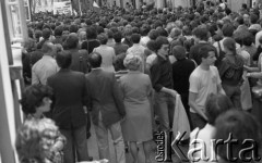 Po 13.05.1981, Warszawa, Polska.
Przygotowania przed Kościołem św. Anny do mszy zorganizowanej po zamachu na Jana Pawła II - tłum wiernych. 
Fot. NN, zbiory Ośrodka KARTA/Independent Polish Agency (IPA) przekazał Józef Lebenbaum