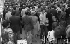 Po 13.05.1981, Warszawa, Polska.
Przygotowania przed Kościołem św. Anny do mszy zorganizowanej po zamachu na Jana Pawła II - tłum wiernych. 
Fot. NN, zbiory Ośrodka KARTA/Independent Polish Agency (IPA) przekazał Józef Lebenbaum