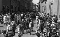 Po 13.05.1981, Warszawa, Polska.
Przygotowania przed Kościołem św. Anny do mszy zorganizowanej po zamachu na Jana Pawła II - tłum wiernych na Starym Mieście. 
Fot. NN, zbiory Ośrodka KARTA/Independent Polish Agency (IPA) przekazał Józef Lebenbaum