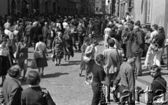 Po 13.05.1981, Warszawa, Polska.
Przygotowania przed Kościołem św. Anny do mszy zorganizowanej po zamachu na Jana Pawła II - tłum wiernych na Starym Mieście. 
Fot. NN, zbiory Ośrodka KARTA/Independent Polish Agency (IPA) przekazał Józef Lebenbaum