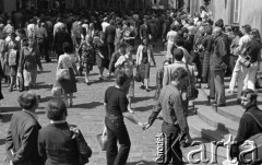 Po 13.05.1981, Warszawa, Polska.
Przygotowania przed Kościołem św. Anny do mszy  zorganizowanej po zamachu na Jana Pawła II - tłum wiernych na Starym Mieście. 
Fot. NN, zbiory Ośrodka KARTA/Independent Polish Agency (IPA) przekazał Józef Lebenbaum