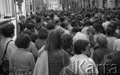 Po 13.05.1981, Warszawa, Polska.
Przygotowania przed Kościołem św. Anny do mszy  zorganizowanej po zamachu na Jana Pawła II - tłum wiernych na Starym Mieście. 
Fot. NN, zbiory Ośrodka KARTA/Independent Polish Agency (IPA) przekazał Józef Lebenbaum
