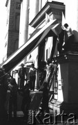 Po 13.05.1981, Warszawa, Polska.
Przygotowania przed Kościołem św. Anny do mszy  zorganizowanej po zamachu na Jana Pawła II - mężczyźni ustawiają krzyż. 
Fot. NN, zbiory Ośrodka KARTA/Independent Polish Agency (IPA) przekazał Józef Lebenbaum