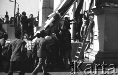 Po 13.05.1981, Warszawa, Polska.
Przygotowania przed Kościołem św. Anny do mszy  zorganizowanej po zamachu na Jana Pawła II - mężczyźni ustawiają krzyż. 
Fot. NN, zbiory Ośrodka KARTA/Independent Polish Agency (IPA) przekazał Józef Lebenbaum