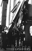 Po 13.05.1981, Warszawa, Polska.
Przygotowania przed Kościołem św. Anny do mszy  zorganizowanej po zamachu na Jana Pawła II - mężczyźni ustawiają krzyż. 
Fot. NN, zbiory Ośrodka KARTA/Independent Polish Agency (IPA) przekazał Józef Lebenbaum