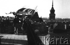 Po 13.05.1981, Warszawa, Polska.
Przygotowania do mszy zorganizowanej po zamachu na papieża Jana Pawła II - widok z wieży Kościoła św. Anny. Do balustrady przywieszono flagi. W tle - architektura Starego Miasta, m.in. Zamek Królewski. 
Fot. NN, zbiory Ośrodka KARTA/Independent Polish Agency (IPA) przekazał Józef Lebenbaum