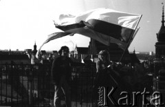 Po 13.05.1981, Warszawa, Polska.
Przygotowania do mszy zorganizowanej po zamachu na Jana Pawła II - widok z wieży Kościoła św. Anny. Do balustrady przywieszono flagi. W tle - architektura Starego Miasta, m.in. Katedra św. Jana i Zamek Królewski. 
Fot. NN, zbiory Ośrodka KARTA/Independent Polish Agency (IPA) przekazał Józef Lebenbaum