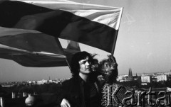 Po 13.05.1981, Warszawa, Polska.
Przygotowania do mszy zorganizowanej po zamachu na Jana Pawła II - widok z wieży Kościoła św. Anny. Do balustrady przywieszono flagi. W tle - architektura Pragi. 
Fot. NN, zbiory Ośrodka KARTA/Independent Polish Agency (IPA) przekazał Józef Lebenbaum