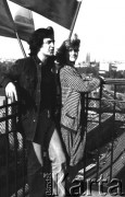 Po 13.05.1981, Warszawa, Polska.
Przygotowania do mszy zorganizowanej po zamachu na Jana Pawła II - widok z wieży Kościoła św. Anny. Do balustrady przywieszono flagi. W tle - Most Śląsko-Dąbrowski oraz architektura Pragi. 
Fot. NN, zbiory Ośrodka KARTA/Independent Polish Agency (IPA) przekazał Józef Lebenbaum