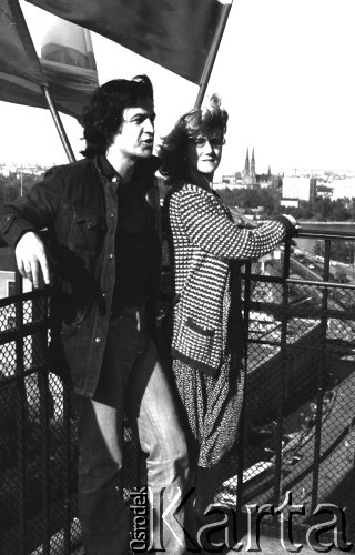 Po 13.05.1981, Warszawa, Polska.
Przygotowania do mszy zorganizowanej po zamachu na Jana Pawła II - widok z wieży Kościoła św. Anny. Do balustrady przywieszono flagi. W tle - Most Śląsko-Dąbrowski oraz architektura Pragi. 
Fot. NN, zbiory Ośrodka KARTA/Independent Polish Agency (IPA) przekazał Józef Lebenbaum