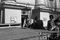 Po 13.05.1981, Warszawa, Polska.
Przygotowania przed Kościołem św. Anny do mszy zorganizowanej po zamachu na papieża Jana Pawła II - organizatorzy przed podestem, na którym ustawiony zostanie ołtarz. 
Fot. NN, zbiory Ośrodka KARTA/Independent Polish Agency (IPA) przekazał Józef Lebenbaum