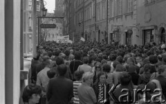 Po 13.05.1981, Warszawa, Polska.
Przygotowania przed Kościołem św. Anny do mszy zorganizowanej po zamachu na Jana Pawła II - wierni zgromadzeni na Starym Mieście. W tle widoczne są transparenty oraz Zamek Królewski.
Fot. NN, zbiory Ośrodka KARTA/Independent Polish Agency (IPA) przekazał Józef Lebenbaum