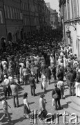 Po 13.05.1981, Warszawa, Polska.
Przygotowania przed Kościołem św. Anny do mszy zorganizowanej po zamachu na Jana Pawła II - wierni zgromadzeni na Starym Mieście. 
Fot. NN, zbiory Ośrodka KARTA/Independent Polish Agency (IPA) przekazał Józef Lebenbaum