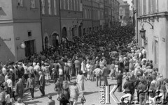 Po 13.05.1981, Warszawa, Polska.
Przygotowania przed Kościołem św. Anny do mszy zorganizowanej po zamachu na Jana Pawła II - wierni zgromadzeni na Starym Mieście. 
Fot. NN, zbiory Ośrodka KARTA/Independent Polish Agency (IPA) przekazał Józef Lebenbaum