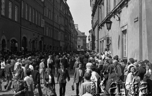 Po 13.05.1981, Warszawa, Polska.
Przygotowania przed Kościołem św. Anny do mszy zorganizowanej po zamachu na Jana Pawła II - wierni zgromadzeni na Starym Mieście. 
Fot. NN, zbiory Ośrodka KARTA/Independent Polish Agency (IPA) przekazał Józef Lebenbaum