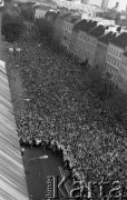 Po 13.05.1981, Warszawa, Polska.
Przygotowania przed kościołem św. Anny do mszy zorganizowanej po zamachu na Jana Pawła II - widok z góry na wiernych zgromadzonych na Krakowskim Przedmieściu. 
Fot. NN, zbiory Ośrodka KARTA/Independent Polish Agency (IPA) przekazał Józef Lebenbaum