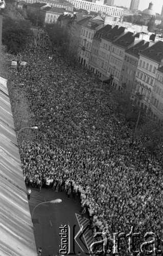 Po 13.05.1981, Warszawa, Polska.
Przygotowania przed kościołem św. Anny do mszy zorganizowanej po zamachu na Jana Pawła II - widok z góry na wiernych zgromadzonych na Krakowskim Przedmieściu. 
Fot. NN, zbiory Ośrodka KARTA/Independent Polish Agency (IPA) przekazał Józef Lebenbaum