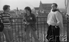 Po 13.05.1981, Warszawa, Polska.
Przygotowania do mszy zorganizowanej po zamachu na Jana Pawła II - ksiądz oraz mężczyzna z aparatem fotograficznym na wieży Kościoła św. Anny. W tle - architektura Starego Miasta, m.in. Katedra św. Jana.
Fot. NN, zbiory Ośrodka KARTA/Independent Polish Agency (IPA) przekazał Józef Lebenbaum