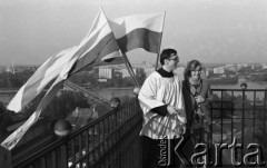 Po 13.05.1981, Warszawa, Polska.
Przygotowania do mszy zorganizowanej po zamachu na Jana Pawła II - widok z wieży Kościoła św. Anny. Do balustrady przywieszono flagi. W tle - Wisła oraz architektura Pragi.
Fot. NN, zbiory Ośrodka KARTA/Independent Polish Agency (IPA) przekazał Józef Lebenbaum